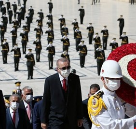 في ذكرى عيد النصر.. أردوغان يزور ضريح أتاتورك ويكتب عن أزمة شرق المتوسط