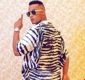 محمد رمضان يحصل على هاتف من الذهب الخالص: شكرا صديقي خليفة