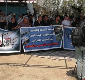 حشود كبيرة من المحتجزين والناجين من المقابر الجماعية يعتصمون على الطريق الدولي في الناصرية