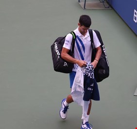 الحكم يطرد ديوكوفيتش من بطولة أمريكا