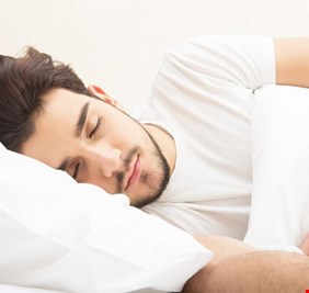 كالكرة البلورية .. دراسة: طريقة نومك تنبئ بخطر إصابتك بالزهايمر