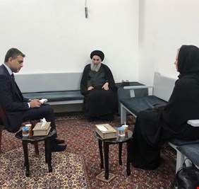 إعتزازاً وتقديراً لدور الأمم المتحدة وممثلة أمينها العام السيدة بلا سخارت .. السيد السيستاني يلتقيها، ويوافق على إلتقاط صورة للنشر معها !