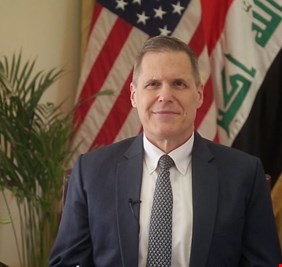 السفير الاميركي يعلق بشأن استهداف السفارة وقوات التحالف ويكشف موقفه من توصيات المرجعية