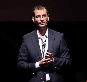 قبل ثلاث ساعات من بدء الدوام الرسمي . امين بغداد يبدأ عمله من شوارع العاصمة، وليس من مكتبه الخاص