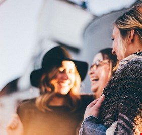 الإجابة قد تفاجئك .. مفتاح السعادة مع الأصدقاء أم العائلة؟