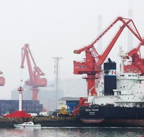 أسعار النفط ترتفع.. وتبادل الأدوار بين الذهب والدولار