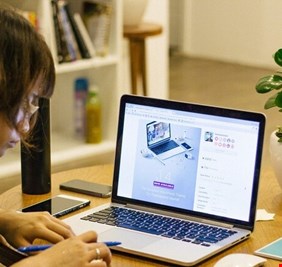 كيف تخفف آلام الظهر الناتجة عن العمل من المنزل؟