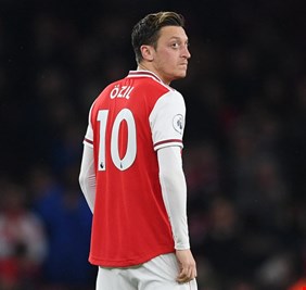 مدرب أرسنال يصدم الألماني أوزيل