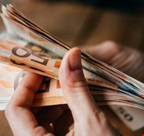 اليورو ينزل لأقل مستوى في شهرين