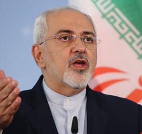 بعد اساءة الصحيفة.. الإيرانيون يتراجعون.. وظريف يصف المرجع السيستاني بـ