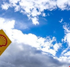 انتكاسة النفط تجبر 