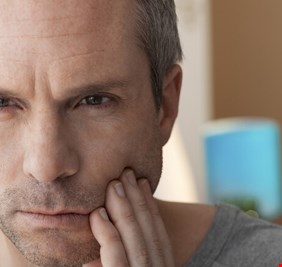 لماذا يعاني الكثيرون من صرير الأسنان؟ وكيف نخفف الضغط الواقع عليها؟