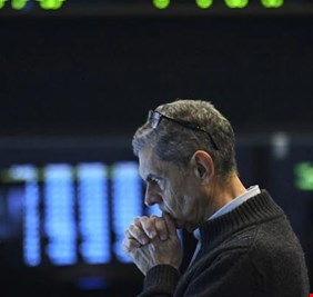 التحفيز يصعد بالأسهم الأمريكية والذهب.. والنفط يهبط بالأوروبية