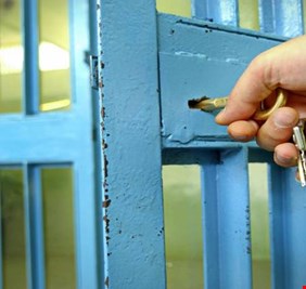 وصف بالمثير للجدل .. لجنة برلمانية تكشف عن  قانون استبدال عقوبة السجن بمبلغ مالي !