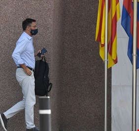 حملة سحب الثقة تقترب من هزيمة رئيس برشلونة