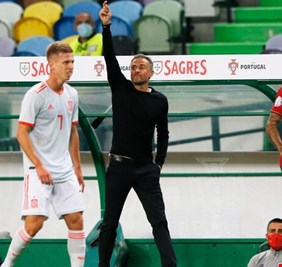 مدرب المنتخب الإسباني يعلق على أداء رونالدو ولا ينسى ميسي