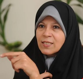 ابنة رفسنجاني المشاكسة فائزة الهاشمي، تحث على الثورة، وتدعو لإعادة النظر في الموقف الإيراني من إسرائيل !