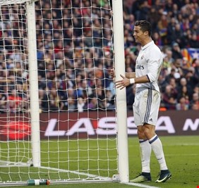 حارس مرمى برشلونة شتيغن يخيب آمال رونالدو