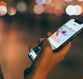 كيف نقلل من ضرر الهواتف على البصر؟