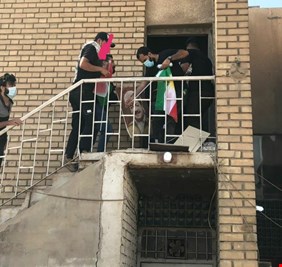 بالصور : بسبب تصريحات هوشيار زيباري المسيئة للحشد .. محتجون يضرمون النار في مقر حزب البارزاني  في الكرادة