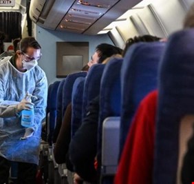 ركوب الطائرة يقهر كورونا.. دراسة تكشف السبب