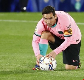 ميسي ينافس 9 أساطير في تاريخ كرة القدم لدخول 