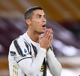 وزير الرياضة الإيطالي يشن هجوما جديدا على رونالدو