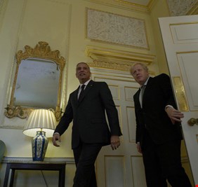 الكاظمي وجونسون يتفقان على المزيد من التعاون في ثلاثة مجالات