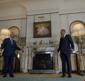 بعد أن إستقبله رئيس حكومة بريطانيا .. الكاظمي يشرب الشاي مع ولي العهد في قصر 