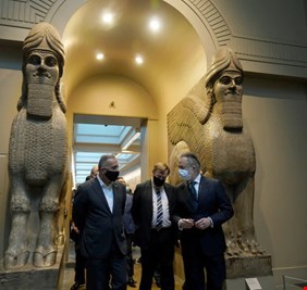 بعد زيارة الكاظمي .. بريطانيا تعتزم اعادة الاف القطع الاثرية الى العراق