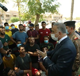 الكاظمي يدعو العراقيين جميعاً إلى الوقوف دقيقة صمت وقراءة سورة الفاتحة لأرواح شهداء العراق وشهداء تشرين