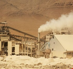 الانبار تبحث مع شركات اوروبية لتأهيل معمل فوسفات القائم