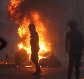 فيديو وصور تظهر حريقاً يلتهم عدداً من الخيم في ساحة التحرير.. والمتظاهرون يتهمون (مندسين) بإرتكابه
