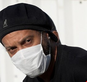 الساحر رونالدينيو يعلن إصابته بفيروس كورونا