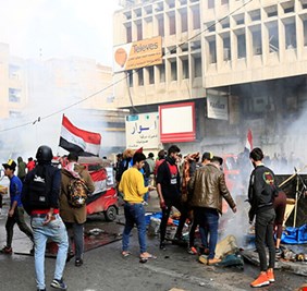 على ذمة قناة السومرية الفضائية: تجدد الصدامات بين القوات العراقية ومتظاهرين وسط العاصمة بغداد