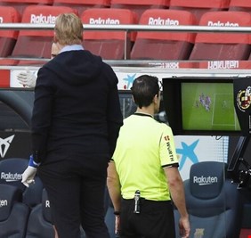 بوادر فضيحة.. برشلونة يطالب بتسجيل صوتي لحكم 