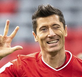 جلاد داخل وخارج الملعب.. ليفاندوفسكي يسجن وكيل أعماله