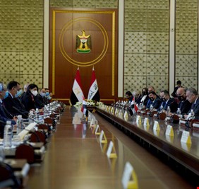 الكاظمي يجتمع بمدبولي.. ويدعو الشركات المصرية (ذات الخبرة الجيدة في قطاع الإعمار والإسكان) للمشاركة في إعادة إعمار المدن المحررة ..