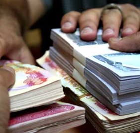 قبل اقرار قانون الاقتراض.. حل امام الحكومة لدفع رواتب الموظفين