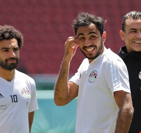 مدرب منتخب مصر أمام معضلة بعد مشاجرة كهربا وفضل