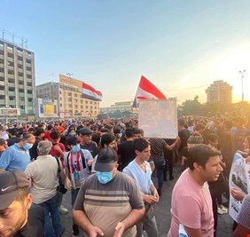 المحتجون يعودون الى (ساحة التحرير) .. والهتافات تنطلق مرة أخرى !