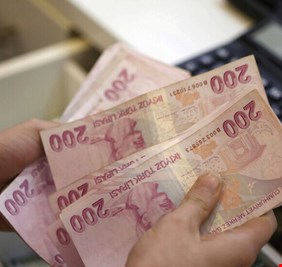 الليرة تطيح بمحافظ البنك المركزي التركي