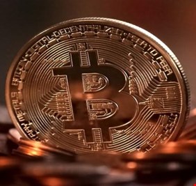 بيتكوين تقفز 30 بالمائة فوق 15 ألف دولار.. العملة المشفرة تهزم الذهب