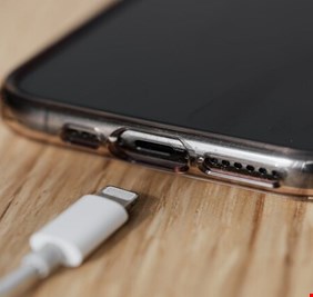 لماذا تعاني الهواتف من مشكلات في شحن البطارية أحيانا؟