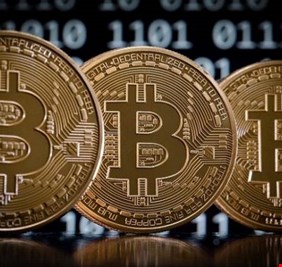 مستثمرون يتخلون عن الدولار لصالح “البيتكوين” والذهب