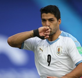 إصابة سواريز بفيروس كورونا قبل مواجهة أوروغواي مع البرازيل