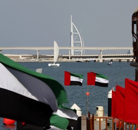 سفير الإمارات لدى واشنطن: لا حل قريبا للأزمة مع قطر