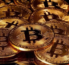 بيتكوين تهدد عرش الذهب.. العملة الرقمية تتخطى 17 ألف دولار