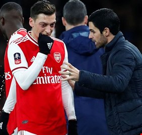 أرتيتا يتألم من موقف أوزيل لكنه يرفض أسئلة عنه بعد كل هزيمة