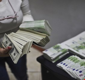 خبير قانوني يقدم مقترحًا بـ4 خطوات لإعادة 500 مليار دولار مهربة للخارج